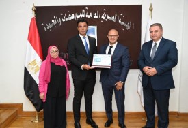 وزير الصناعة خالد هاشم يسلم محمود جميل، الرئيس التنفيذي لشركة مان إيست الجائزة 