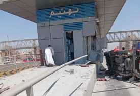 اصطدام سيارة بمحطة بهتيم للأتوبيس الترددي