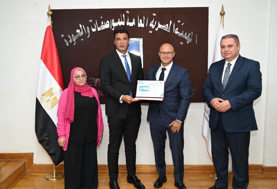 وزير الصناعة خالد هاشم يسلم محمود جميل، الرئيس التنفيذي لشركة مان إيست الجائزة 
